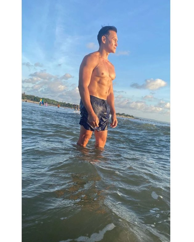 8 Photos of Marcelino Lefrandt Showing Off His Six-Pack Abs at the Beach, Looking Handsome at 49 Years Old