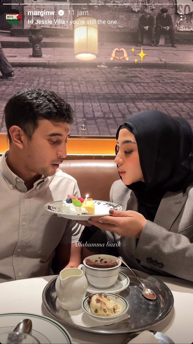 8 Photos of Margin & Ali Syakieb's Romantic Dinner Celebrating Wedding Anniversary