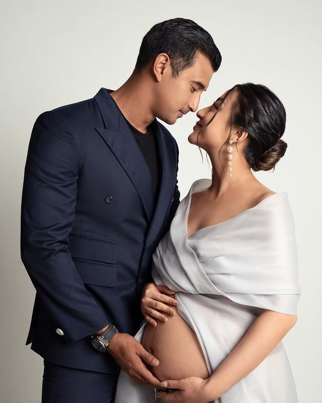 8 Photos of Margin, Ali Syakieb's Wife, Showing Her Big Baby Bump in the Latest Maternity Shoot