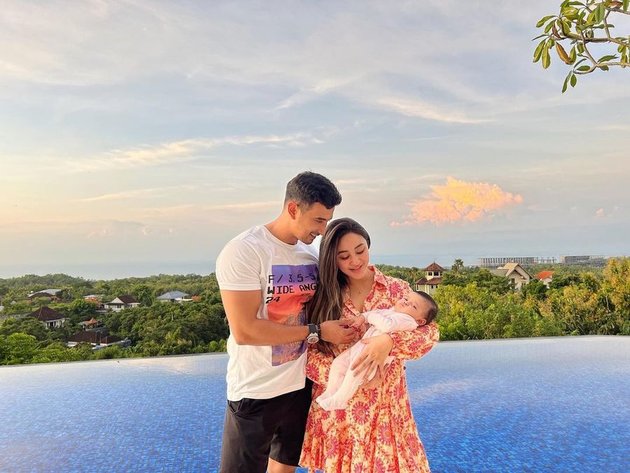 8 Pictures of Margin Wieheerm Getting Slimmer After Two Months of Giving Birth, Showing Off Flat Stomach During Vacation in Bali