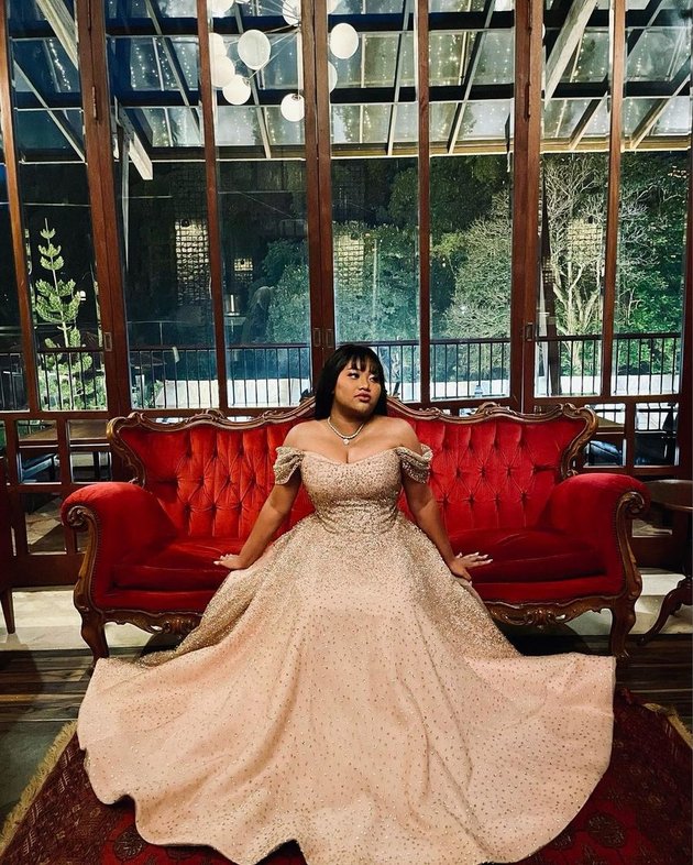 8 Portraits of Maria Simorangkir, Champion of Indonesian Idol 2018, Now Routinely Performs as a Wedding Singer