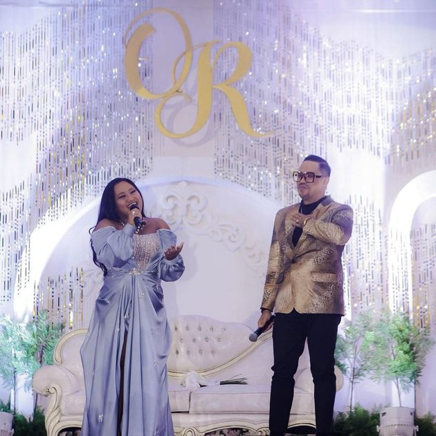 8 Portraits of Maria Simorangkir, Champion of Indonesian Idol 2018, Now Routinely Performs as a Wedding Singer