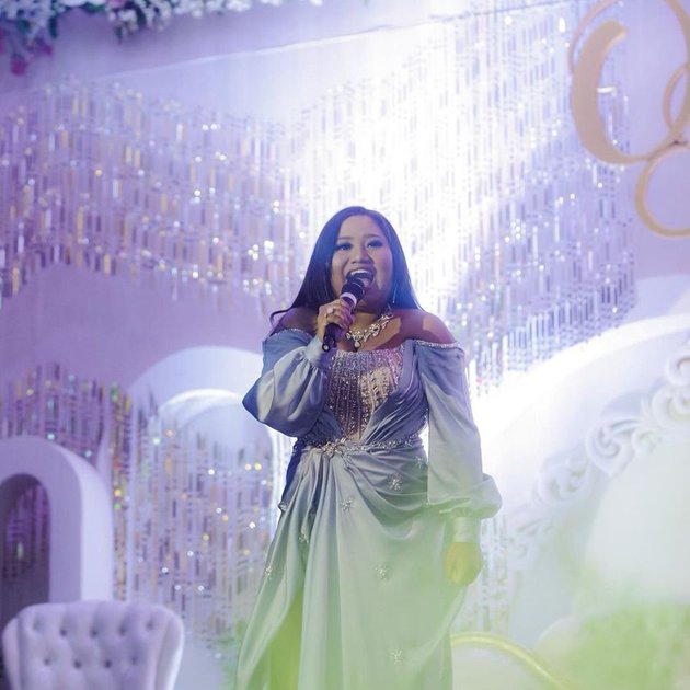 8 Portraits of Maria Simorangkir, Champion of Indonesian Idol 2018, Now Routinely Performs as a Wedding Singer