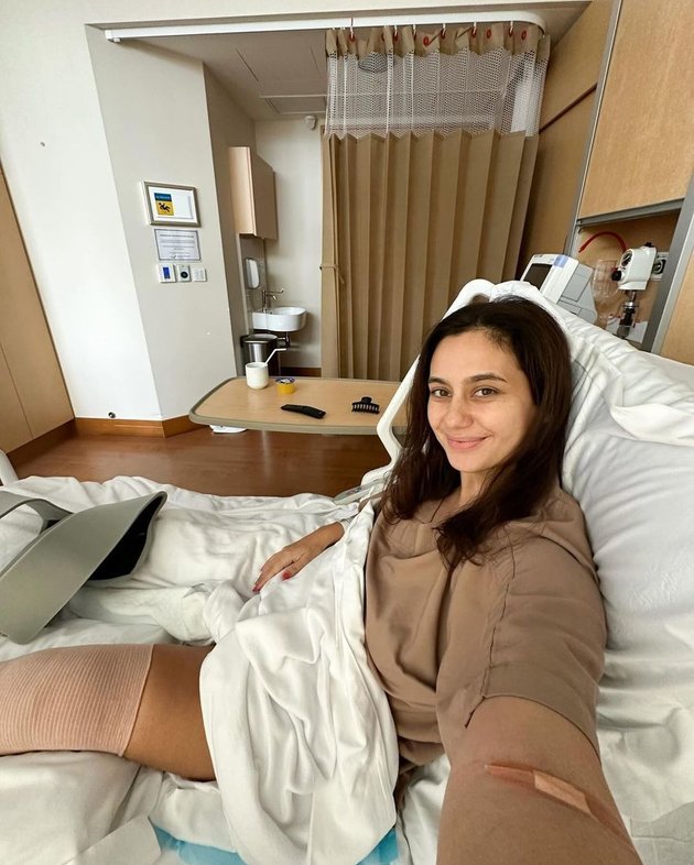 8 Portraits of Marissa Nasution Suffering Severe Knee Injuries While Skiing - Undergoing Surgery