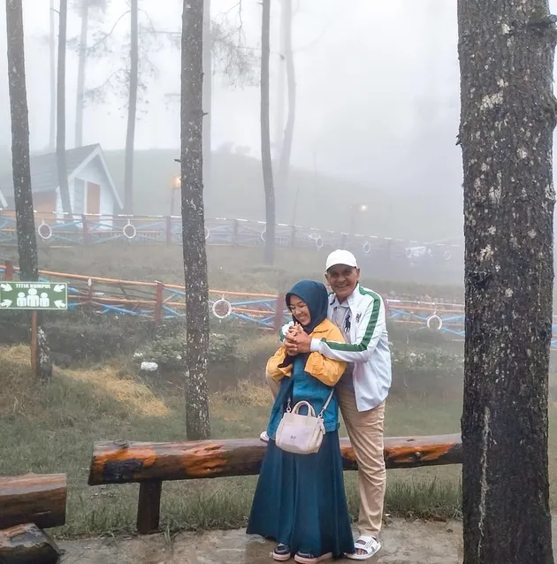 Mark Sungkar Istri Romantis 46 Tahun Santi Asokamala