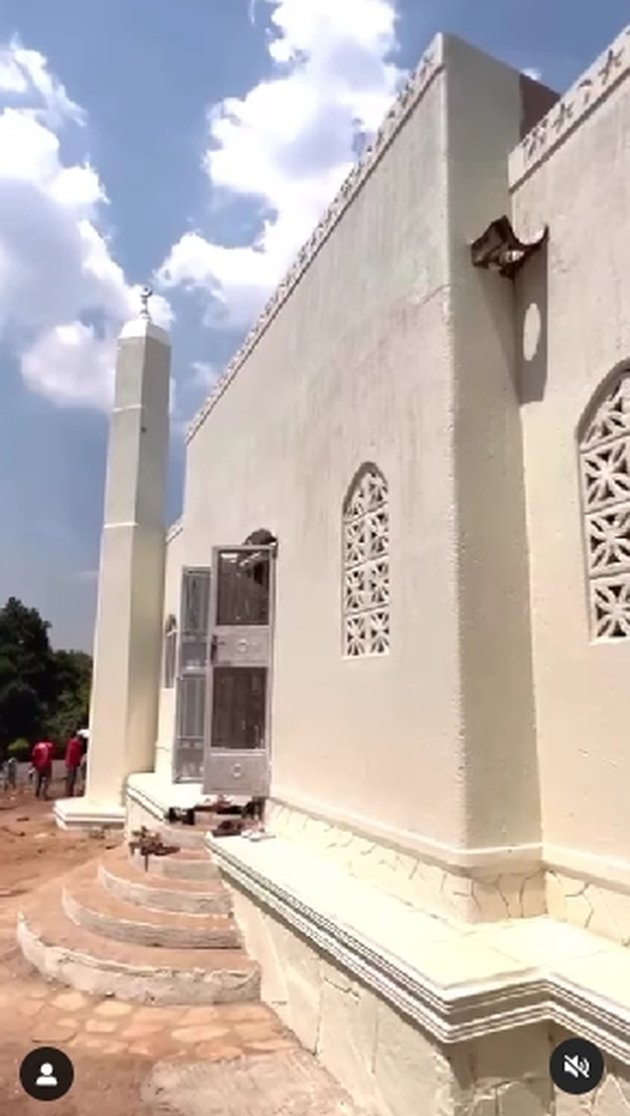 8 Potraits of Ivan Gunawan's Mosque in Uganda that are Already Finished, Estimated to Cost Rp1.5 Billion - Magnificent with White Nuances and Colorful Carpets
