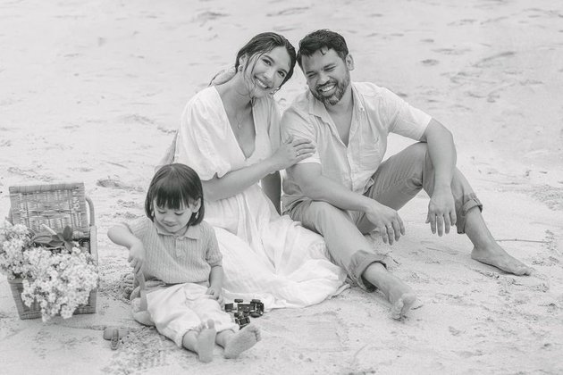 Foto yang dibagikan Acha pada beberapa waktu lalu dengan tema hitam putih ini sangat memperlihatkan kebahagiaan keluarga kecilnya.
