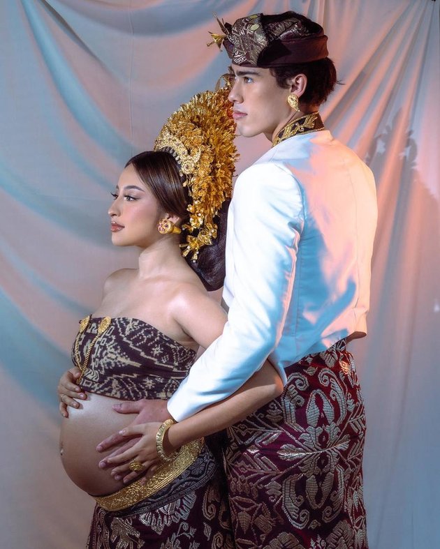 8 Potret Maternity Shoot Jennifer Coppen Wearing Balinese Traditional Clothes, Showing Off Her Bare Baby Bump with Her Partner