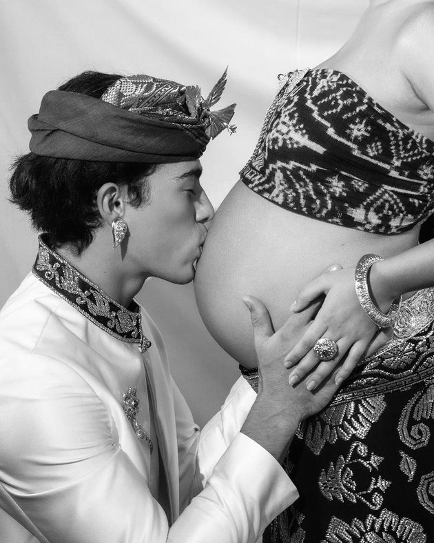 8 Potret Maternity Shoot Jennifer Coppen Wearing Balinese Traditional Clothes, Showing Off Her Bare Baby Bump with Her Partner