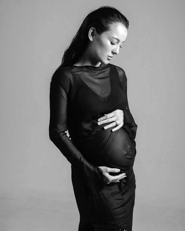 8 Portraits of Julie Estelle's Maternity Shoot Wearing Transparent Gown, Showing Off Her Bare Baby Bump - Beautiful Pregnant Woman Becomes More Charming