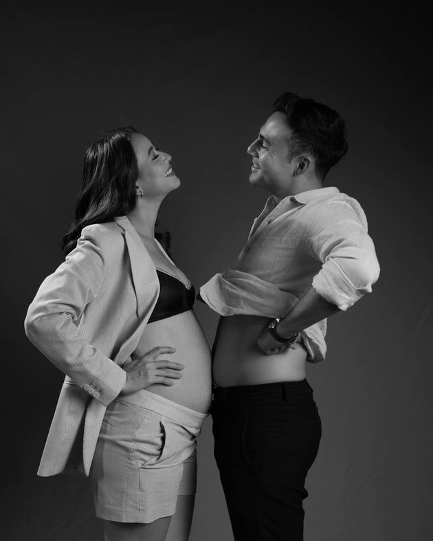 8 Photos of Laura Theux's Maternity Shoot, Showing Off Her Bare Baby Bump with Indra Brotolaras
