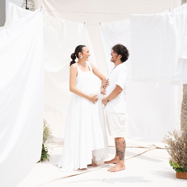 8 Portraits of Nadine Chandrawinata's Maternity Shoot, Glowing in Her Second Pregnancy