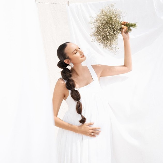 8 Portraits of Nadine Chandrawinata's Maternity Shoot, Glowing in Her Second Pregnancy