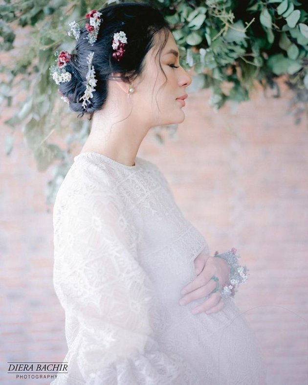 8 Portraits of Paula Verhoeven's Maternity Shoot, Radiating Maternal Aura Ahead of Delivery