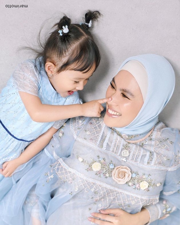 8 Latest Maternity Shoot Portraits of Kartika Putri with Her Daughter, Beautifully Matching in Blue Dresses - Khalisa Has Become a Big Sister