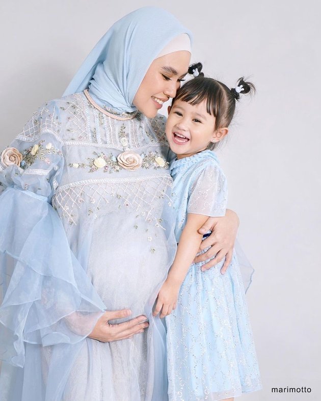 8 Latest Maternity Shoot Portraits of Kartika Putri with Her Daughter, Beautifully Matching in Blue Dresses - Khalisa Has Become a Big Sister