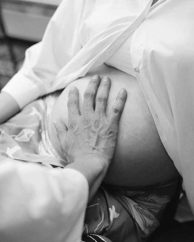 8 Latest Maternity Shoot Portraits of Nadine Chandrawinata and Dimas Anggara, Their Bare Baby Bump is So Adorable!