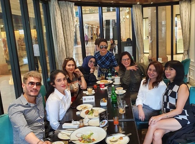 8 Photos of Mayangsari Gathering with Socialite Gang at the Beginning of the Year, Ussy Sulistiawaty - Rossa Wearing Checkered Dress Code