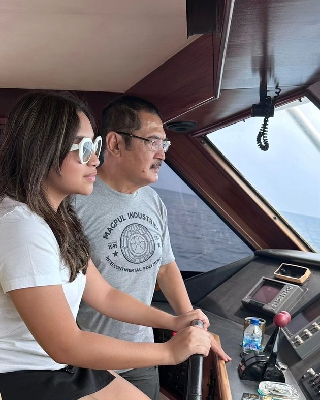 8 Photos of Mayangsari's New Year Vacation on a Private Island, Children and Husband Driving a Luxury Yacht - Full of Happy Laughter