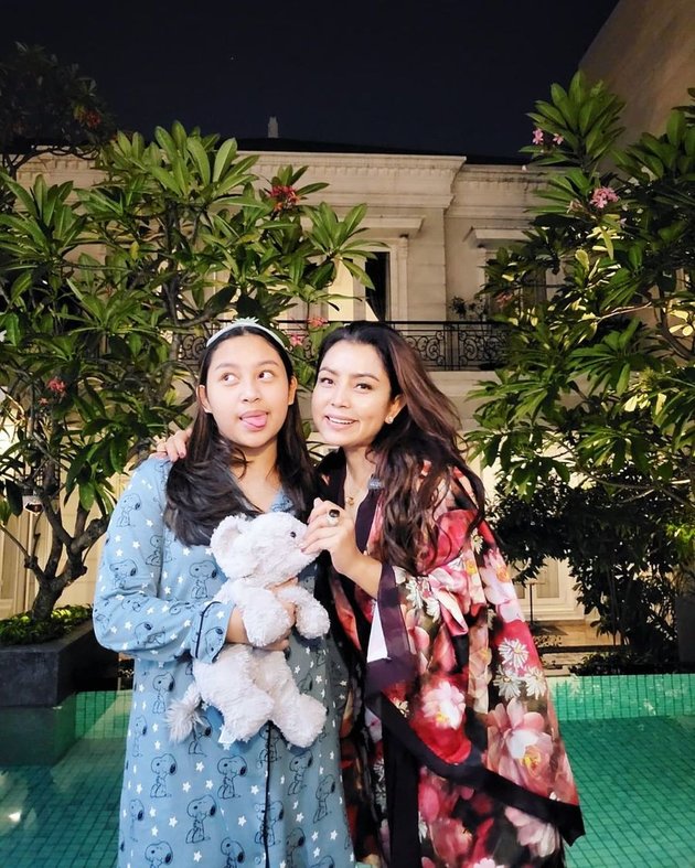 8 Portraits Of Mayangsari Looking Glamorous At The New Years Pajamas