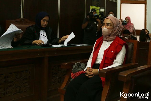 Kepada Majelis Hakim, Medina menangis. Ia meminta agar hukumannya diringankan karena anak-anaknya masih kecil.