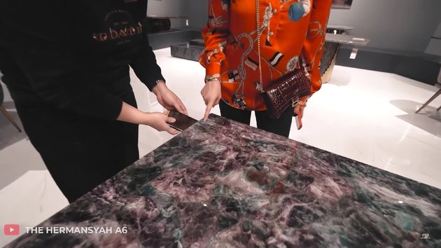8 Pictures of Ashanty's New Dining Table that Costs Rp300 Million, Impenetrable by Light and Made of Genuine Onyx Stone from Pakistan - Beautiful Dark Green Color