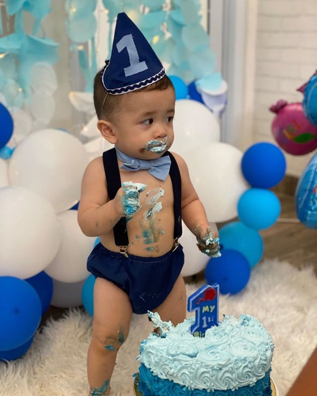 8 Adorable Photos of Abizard, Selvi Kitty's Son, Celebrating His First Birthday, Messy with Cake