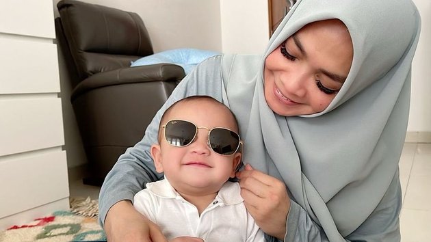 8 Adorable Photos of Rayyanza, the Gorgeous Baby, Playing with Mama Rieta - So Funny Laughing While Wearing Sunglasses