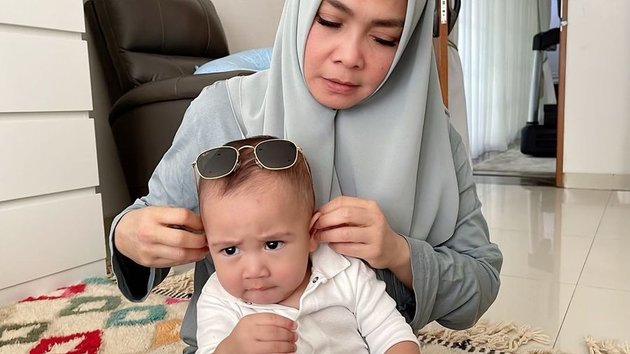 8 Adorable Photos of Rayyanza, the Gorgeous Baby, Playing with Mama Rieta - So Funny Laughing While Wearing Sunglasses