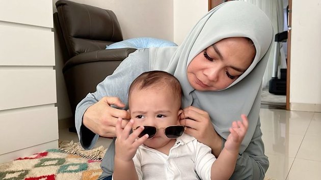 8 Adorable Photos of Rayyanza, the Gorgeous Baby, Playing with Mama Rieta - So Funny Laughing While Wearing Sunglasses