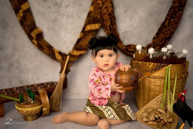 8 Adorable Photos of Meshwa, Denny Cagur and Shanty's Youngest Daughter, Who is Now Even More Adorable, Often Photographed Like a Model