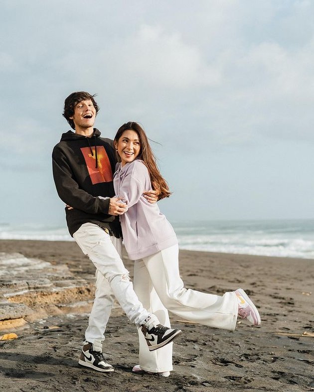 8 Intimate Portraits of Dinda Kirana and Naufal Samudra that are Stickier than Stamps