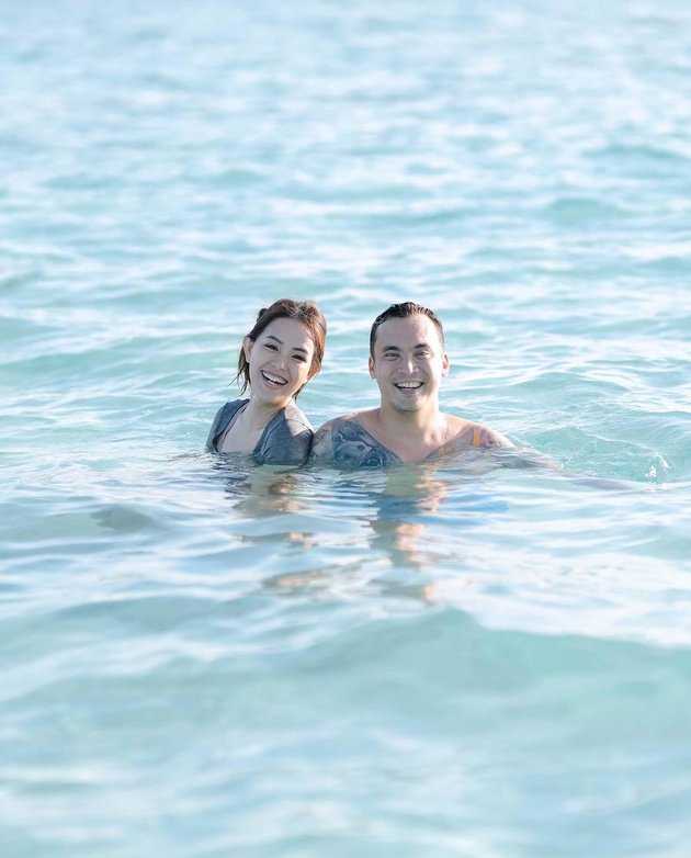 8 Intimate Photos of Lady Nayoan and Rendy Kjaernett Vacationing in the Center of Palu Sea, Like Honeymoon Again