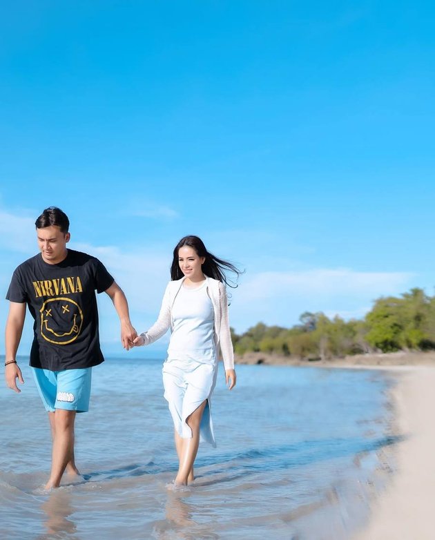 8 Intimate Photos of Lady Nayoan and Rendy Kjaernett Vacationing in the Center of Palu Sea, Like Honeymoon Again