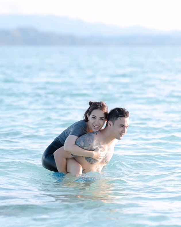 8 Intimate Photos of Lady Nayoan and Rendy Kjaernett Vacationing in the Center of Palu Sea, Like Honeymoon Again