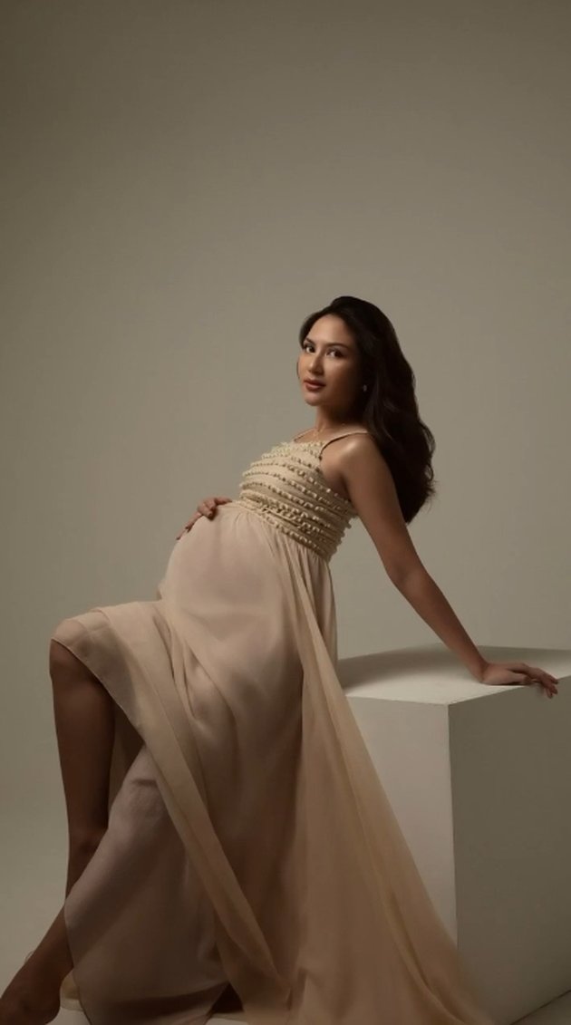 8 Intimate Maternity Shot Portraits of Jessica Mila with Her Husband, the Radiance of the Pregnant Mother Shines