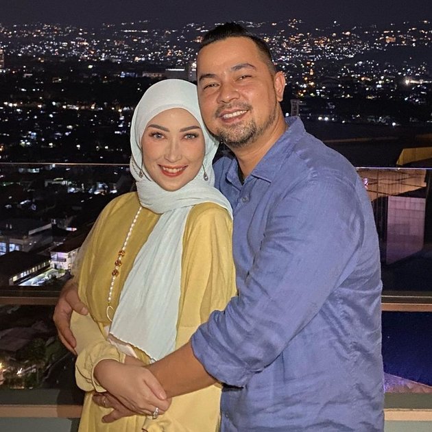 8 Intimate Portraits of Sultan Djorghi and Annisa Trihapsari, Still Romantic After Almost 14 Years of Marriage, Resembling Teenagers in Love
