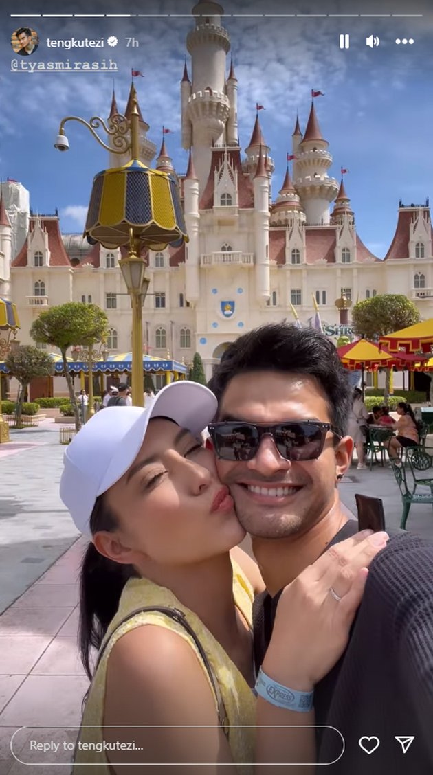 8 Intimate Photos of Tyas Mirasih and Tengku Tezi During Vacation to Universal Studios Singapore