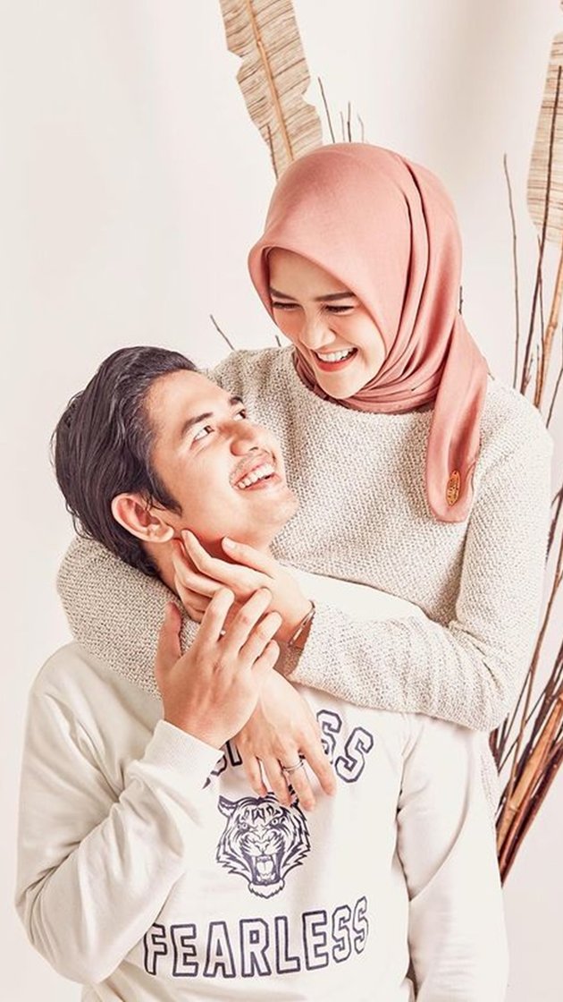 8 Intimate Portraits of Zikri Daulay and Henny Rahman, Young Married Couple Highlighted Because the Wife Removes Hijab
