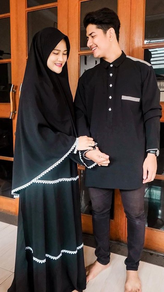 8 Intimate Portraits of Zikri Daulay and Henny Rahman, Young Married Couple Highlighted Because the Wife Removes Hijab