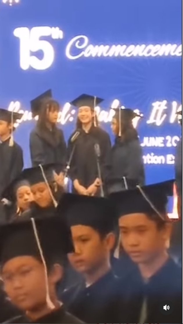8 Photos of Mikha, Nafa Urbach's Daughter, Graduating Elementary School, Making Her Parents Proud - Her Beauty Wearing a Graduation Gown and Striking a Sweet Pose