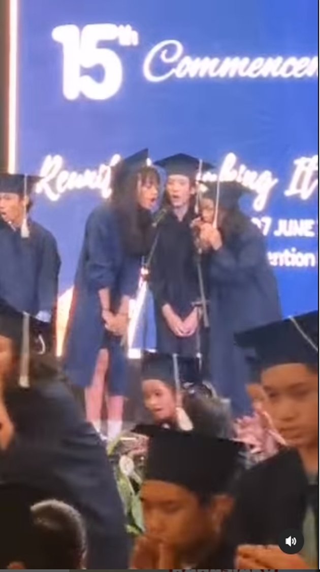 8 Photos of Mikha, Nafa Urbach's Daughter, Graduating Elementary School, Making Her Parents Proud - Her Beauty Wearing a Graduation Gown and Striking a Sweet Pose