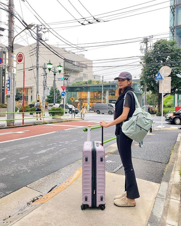 8 Pictures of Mikha Tambayong Working While on Vacation in Japan, Her Small Arms Like Dolls Are in the Spotlight