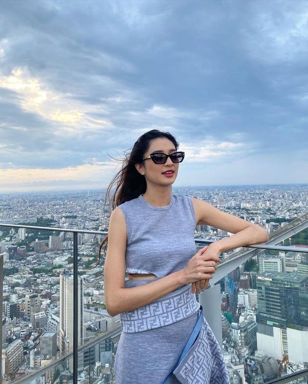 8 Pictures of Mikha Tambayong Working While on Vacation in Japan, Her Small Arms Like Dolls Are in the Spotlight