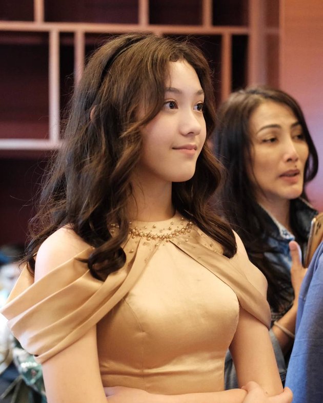 8 Potraits of Mikhaela Lee, Nafa Urbach's Daughter, Attending the Gala Premiere of Her Latest Film, Looking Beautiful