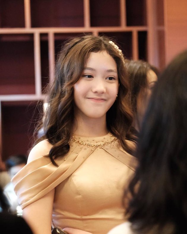 8 Potraits of Mikhaela Lee, Nafa Urbach's Daughter, Attending the Gala Premiere of Her Latest Film, Looking Beautiful