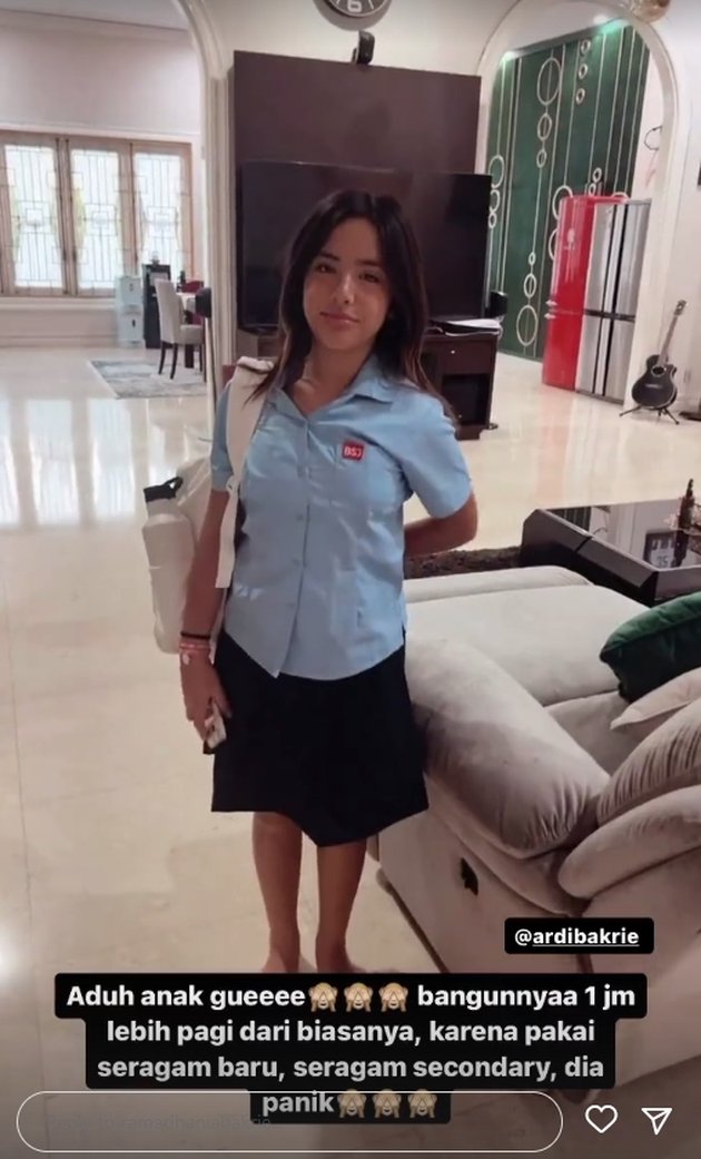 8 Portraits of Mikhayla Bakrie, Nia Ramadhani's Daughter on the First Day of Junior High School, Beautiful with Her New Uniform