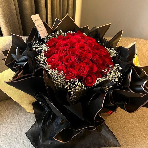 8 Photos of Millen Celebrating Anniversary Alone, Showing Beautiful Red Rose Bouquet - Netizens Curious about Her Lover