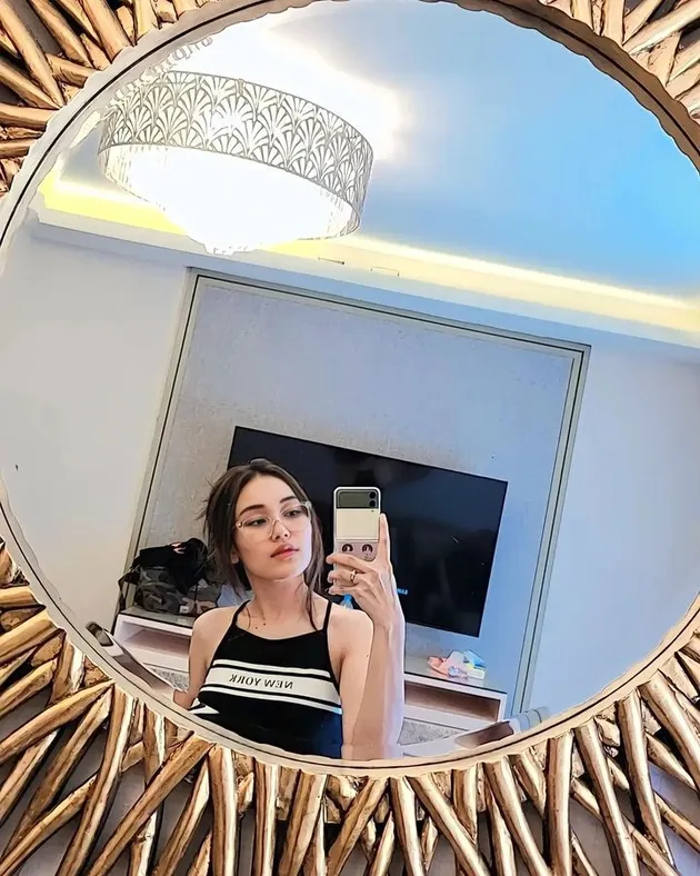 Mirror Selfie Ayu Ting Ting