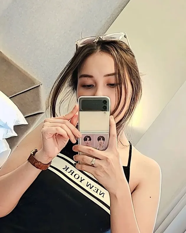 Mirror Selfie Ayu Ting Ting